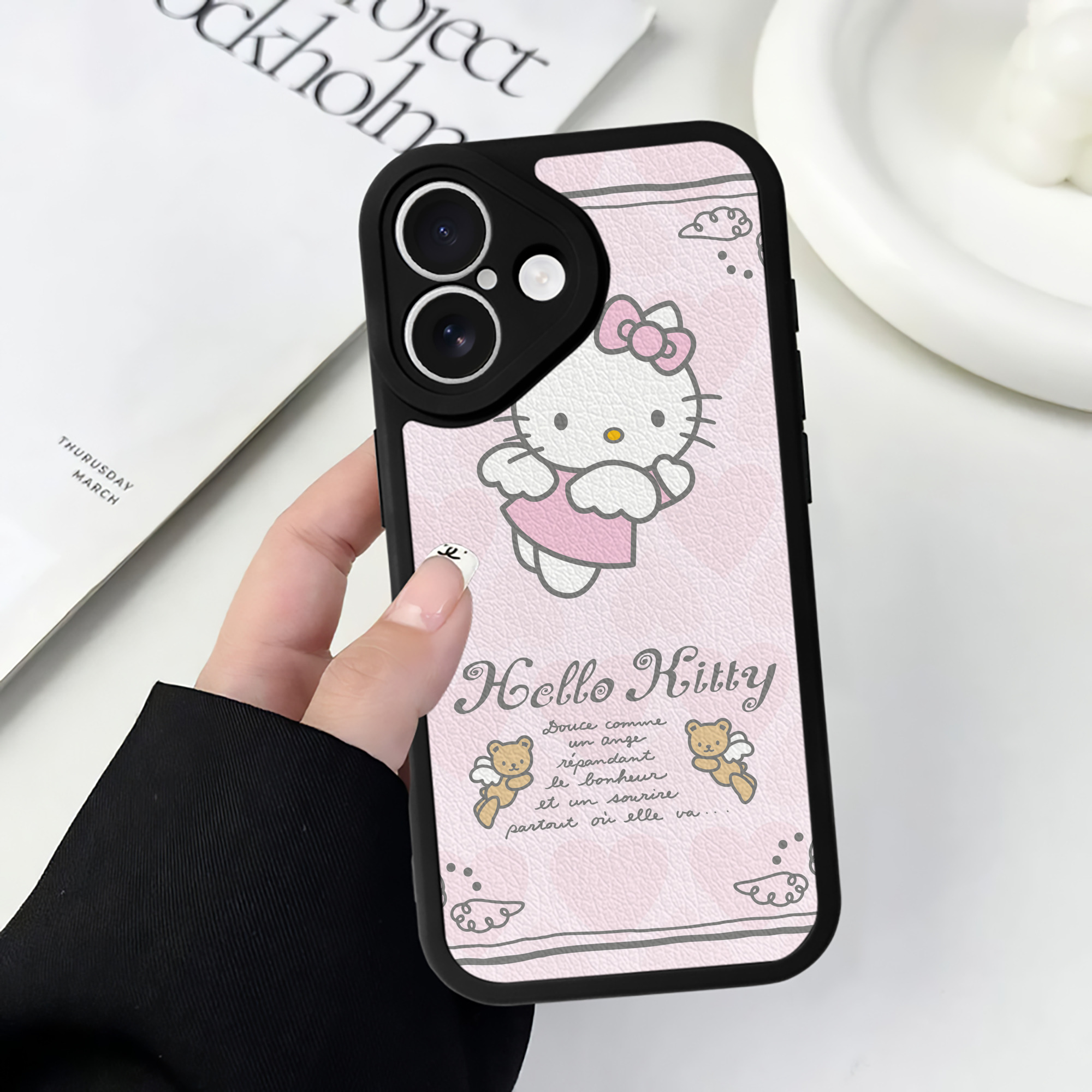 （画像用） Hello Kitty ハローキティ 【iPhone 16シリーズ対応】シリコンスマホケース（レザー調） 材質：シリコン